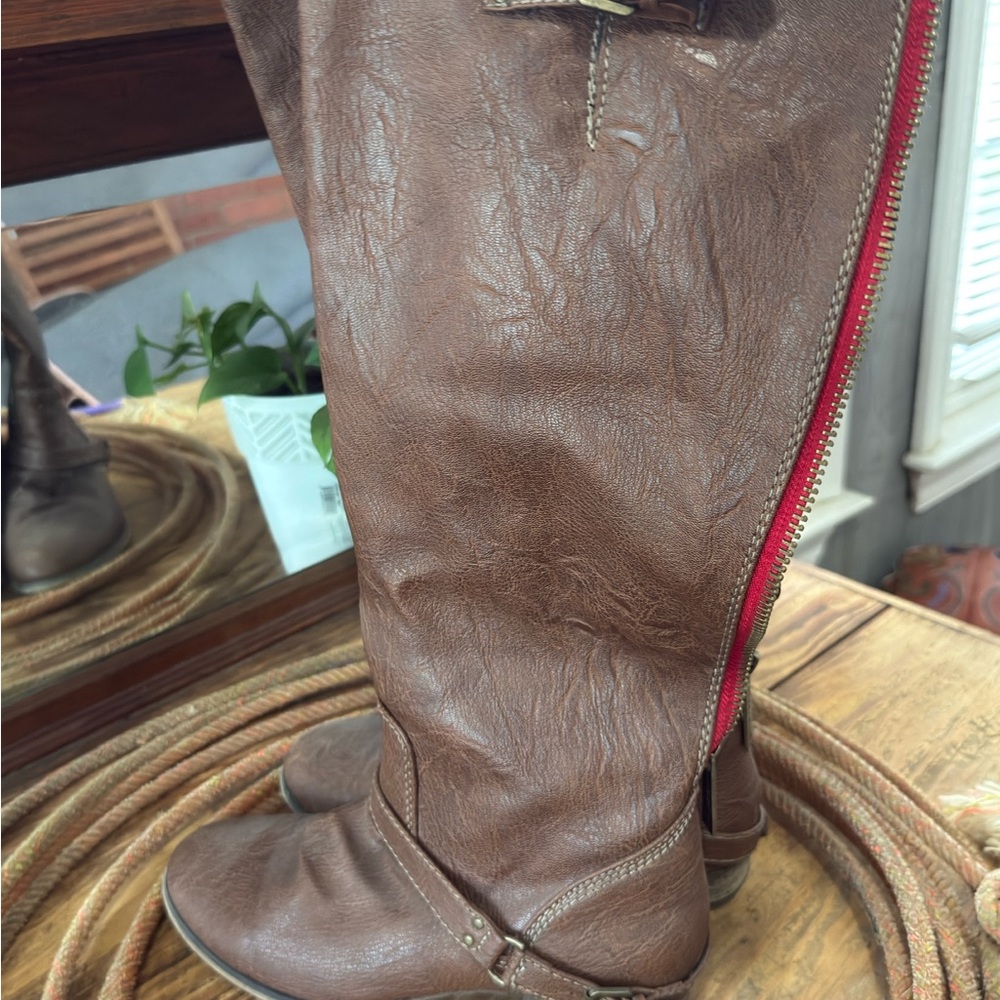 Breckelle’s Women's Brown Leather Knee-High Boots with Red Zipper